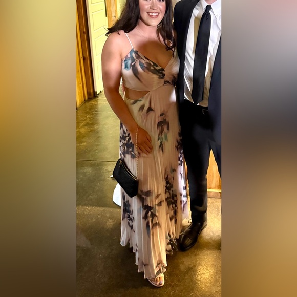 Women’s Blush Floral Pleated Maxi Dress - Picture 5 of 5